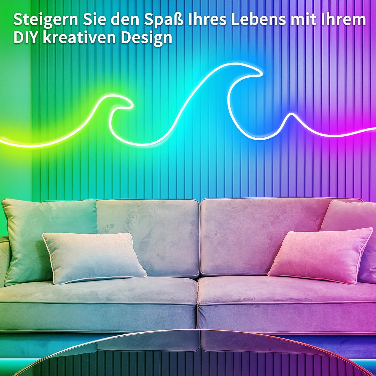 Bunte Neonwelle an einer blauen Wand, mit Sofa und Kissen. Text auf Deutsch. Glastisch im Vordergrund.