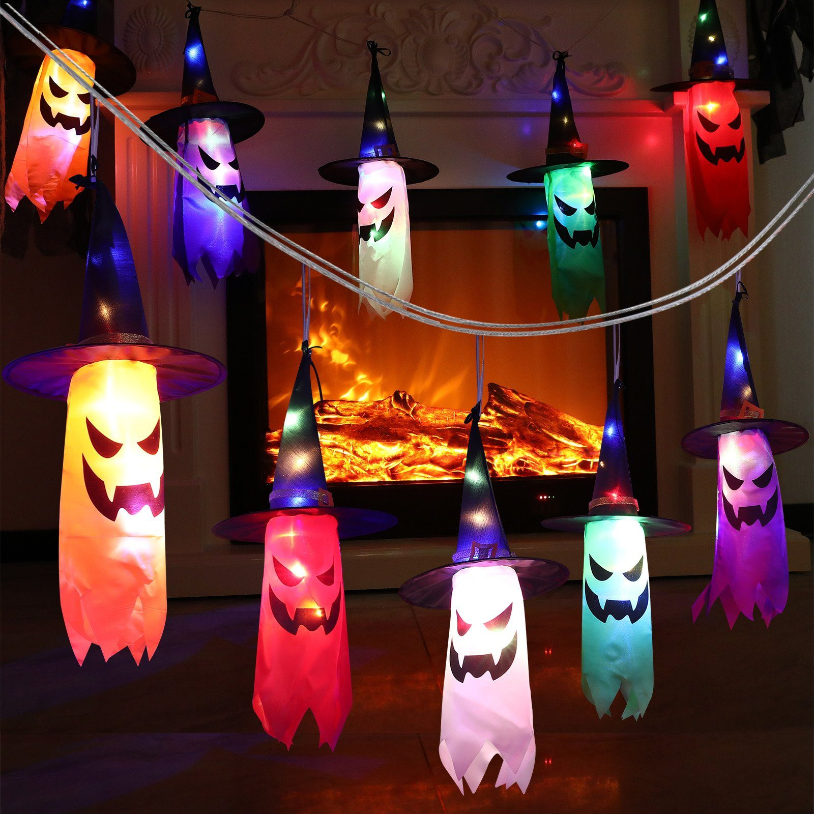 Hängende Halloween-Dekorationen. Jede Figur hat eine geisterartige Gestalt mit Hexenhut, beleuchtet von LED-Leuchten.