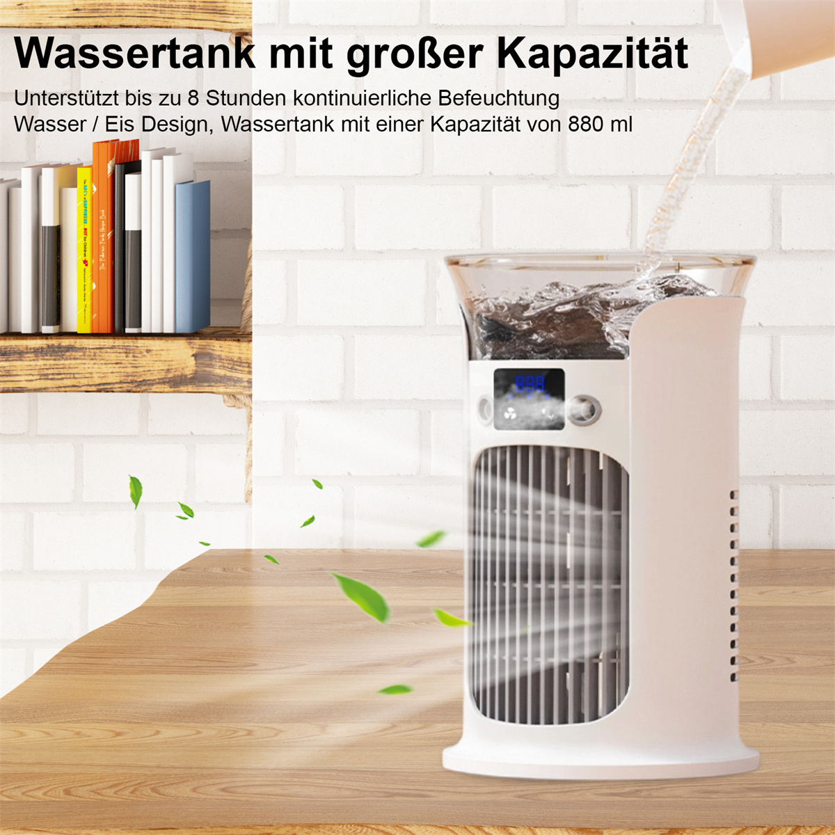 Ein weißer Luftkühler mit Digitalanzeige. Im Hintergrund ein Holzregal mit Büchern. Grüne Blätter sind verstreut.