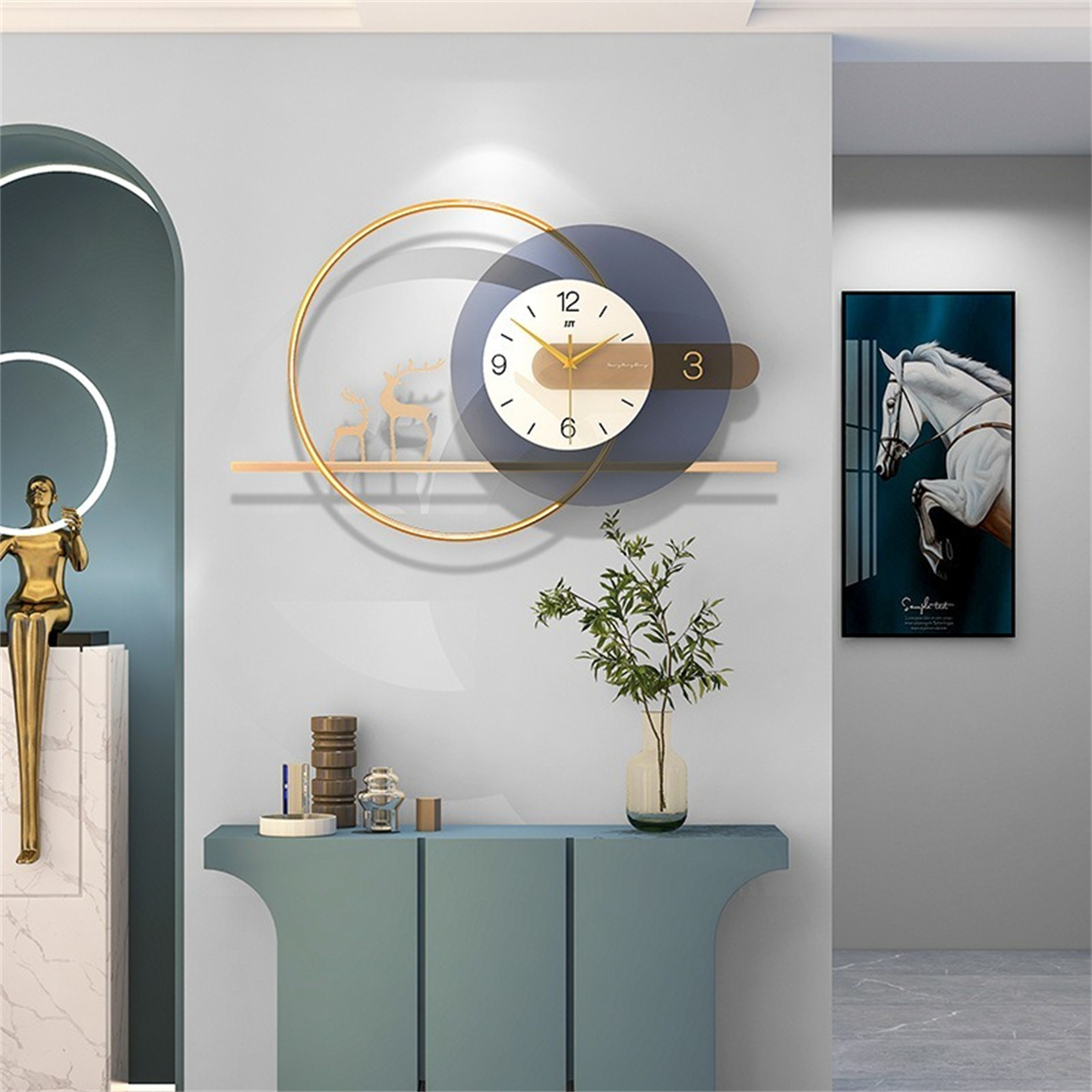 Eine moderne Wanduhr mit goldenem Kreisdesign, blauer Scheibe und Zifferblatt an einer neutralen grauen Wand.