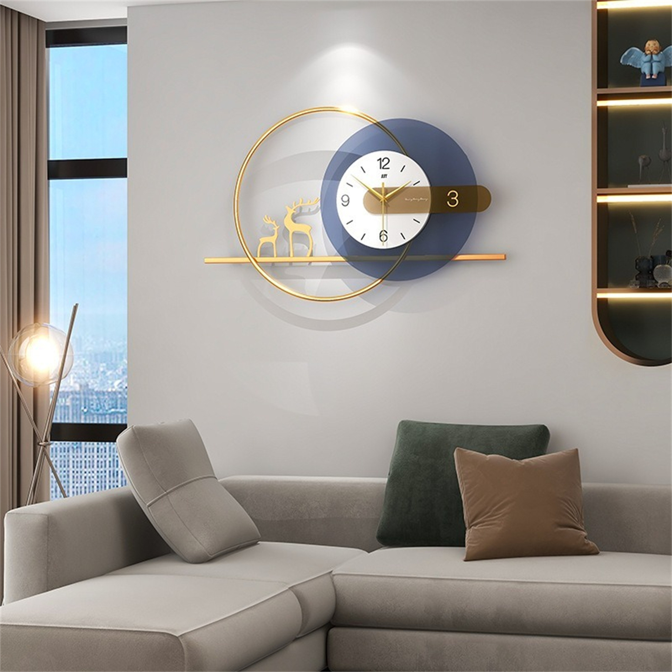Eine goldene Uhr mit blauem Kreis, goldenem Hirsch und Sofa mit Kissen in einem Raum.