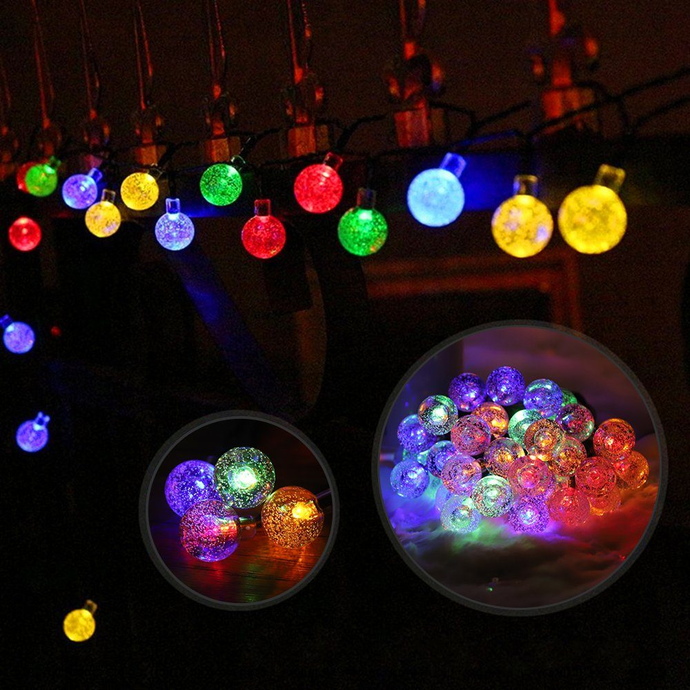 Nahaufnahme von Lichterketten mit mehrfarbigen Glühbirnen. Zwei eingesetzte Bilder zeigen die Lichter aus der Nähe.