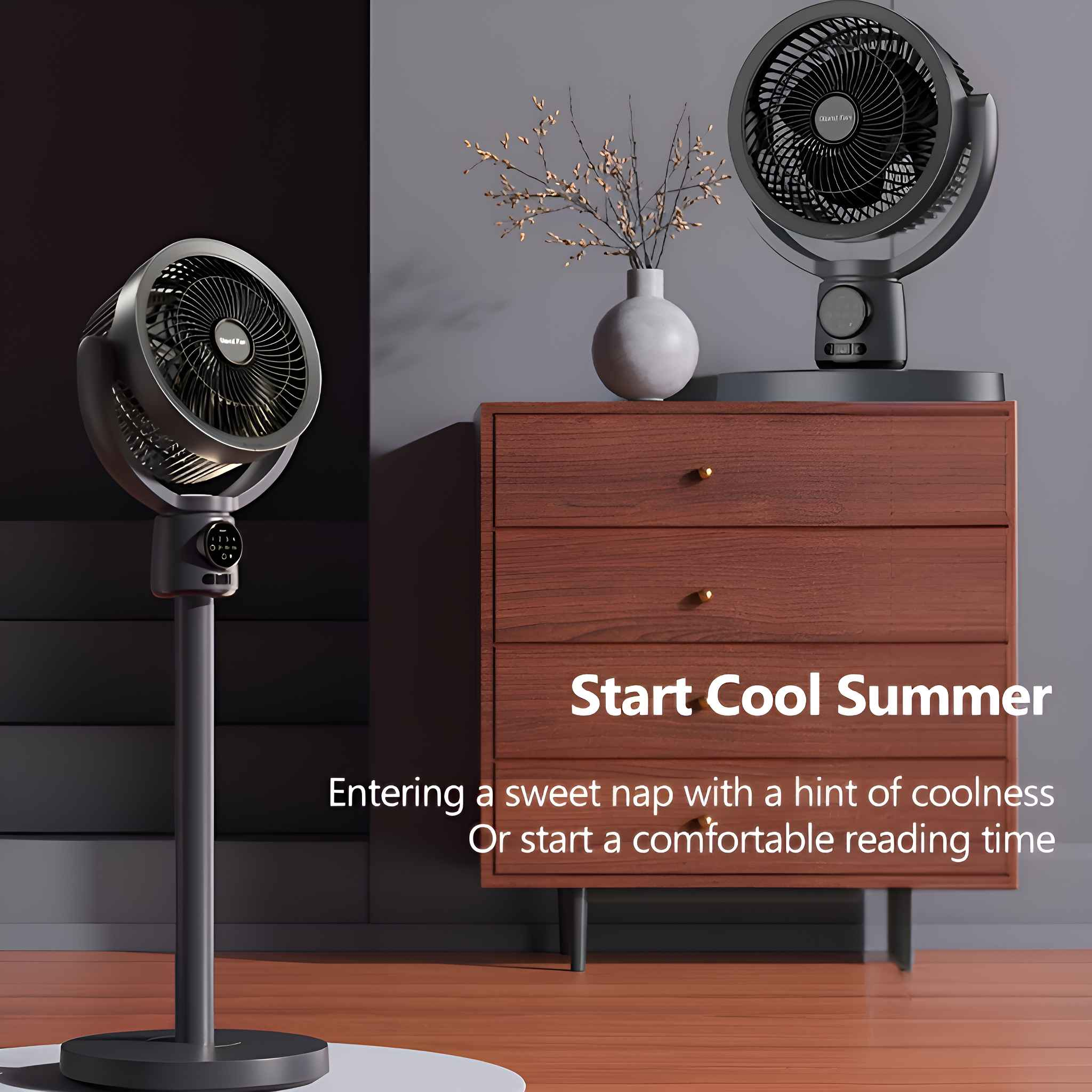 Ein grauer Ventilator steht in einem Raum. Im Hintergrund befinden sich Möbel. Der Text lautet: "Starte den kühlen Sommer".