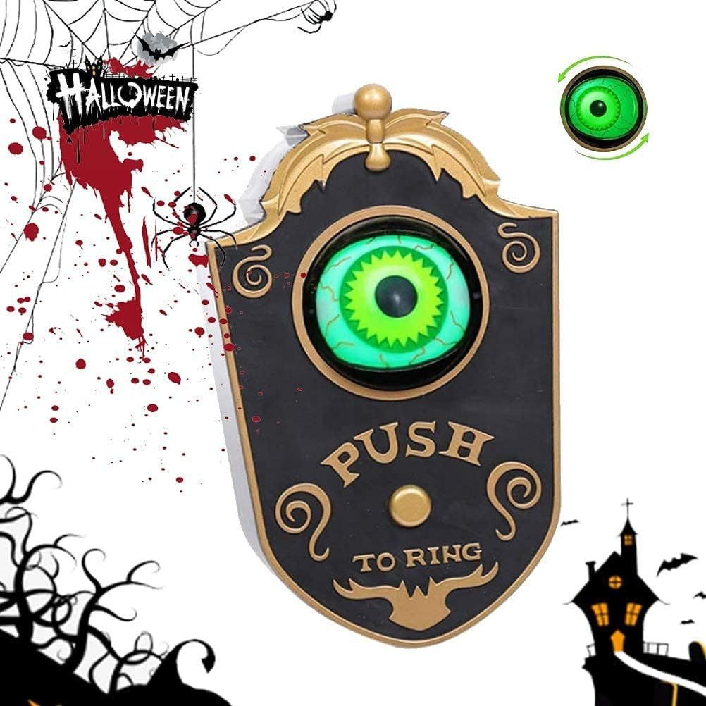 Eine Halloween-Türklingel mit einem grünen Auge, mit Spinnweben und einem Haus im Hintergrund.