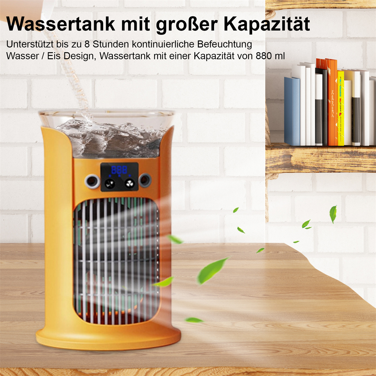 Ein oranger Ventilator mit Wassertank. Wasser wird gegossen. Im Hintergrund sind Bücher und Blätter.