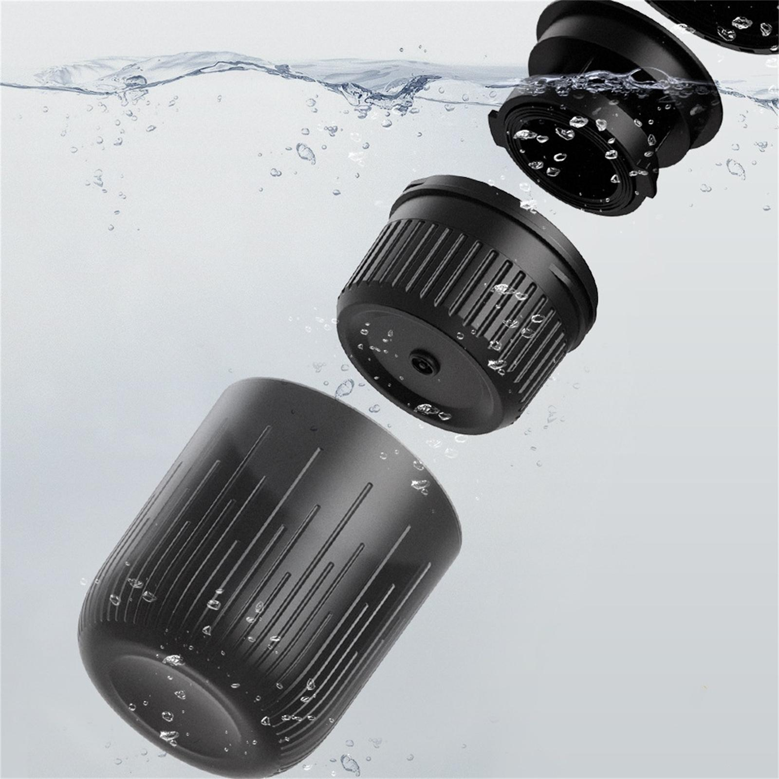Zerlegte Teile einer Kaffeemaschine, einschließlich Filter und Behälter, schwimmen im Wasser.