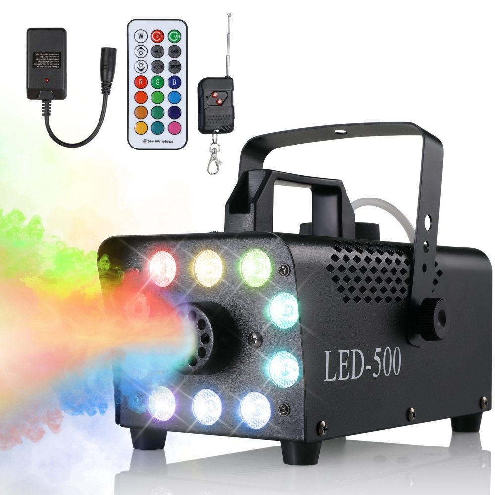 Eine schwarze Nebelmaschine mit farbigen Lichtern wird mit ihrem Zubehör gezeigt. Sie stößt bunten Nebel nach links aus.