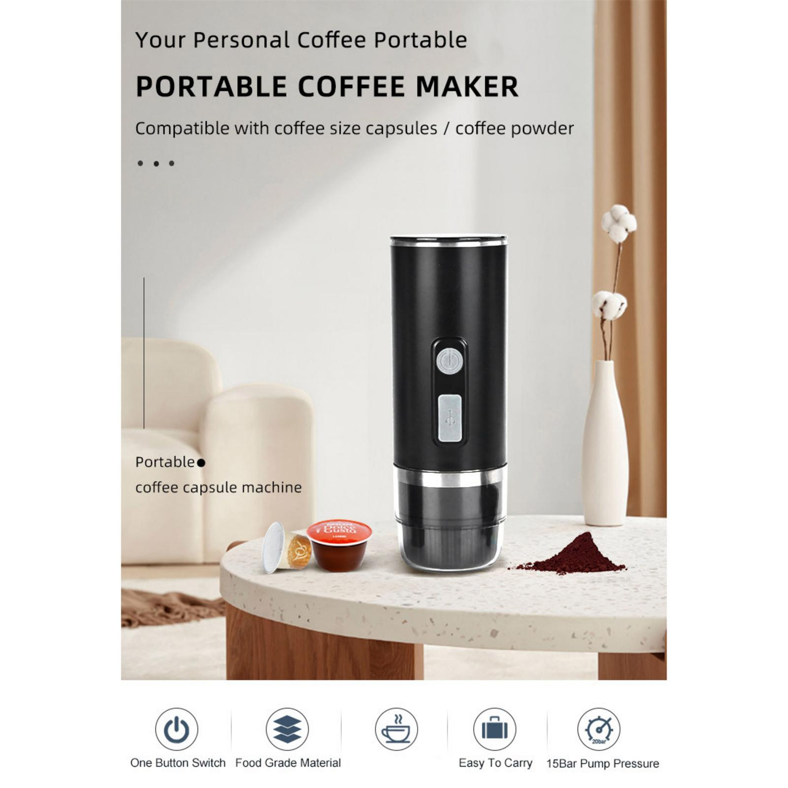 Ein schwarzer, tragbarer Kaffeezubereiter mit schwarzem Sockel. Auf einem weißen Tisch mit Kaffeekapsel und Pulver.