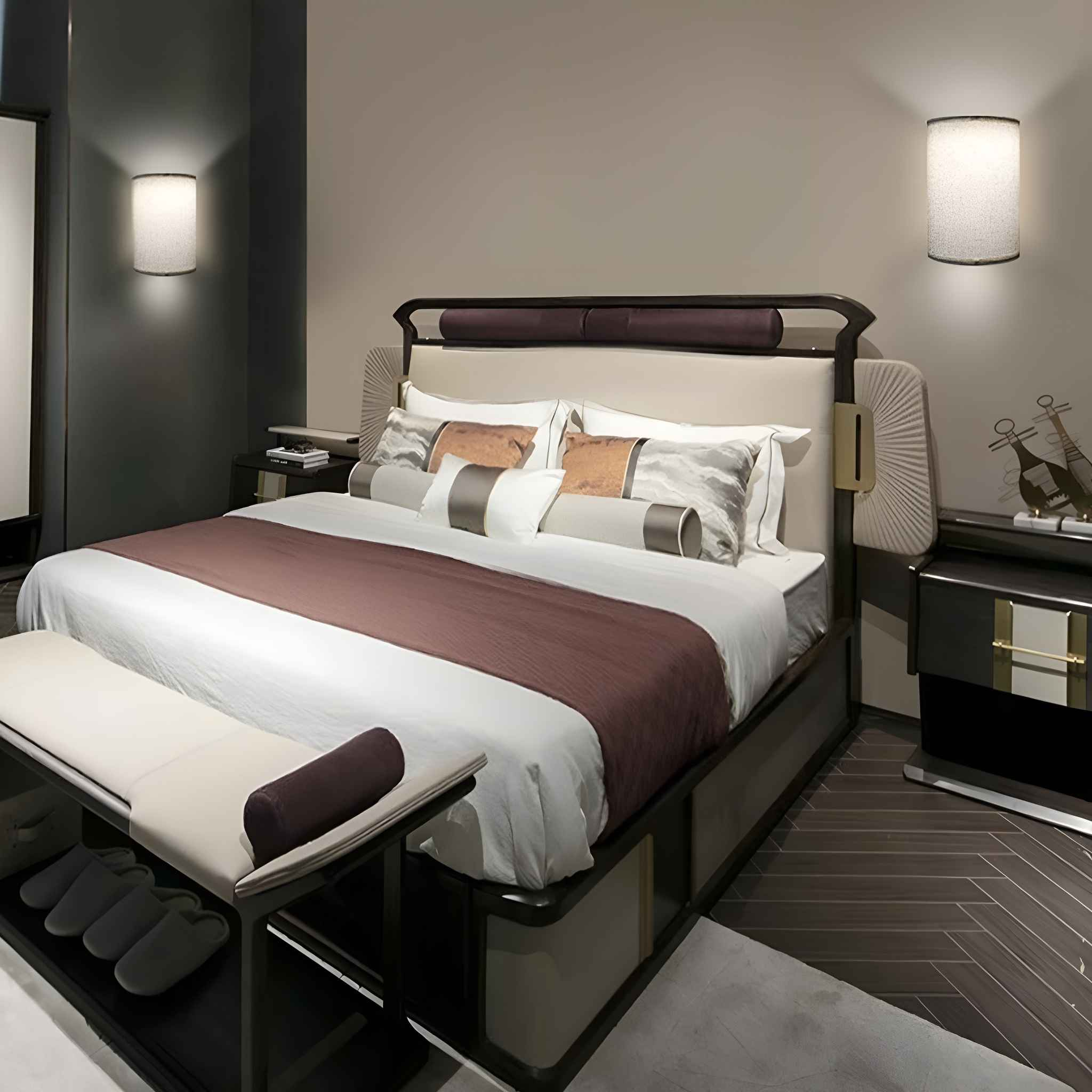 Luxuriöses Schlafzimmer mit Bett, Nachttischen, Lampen und einer Bank.