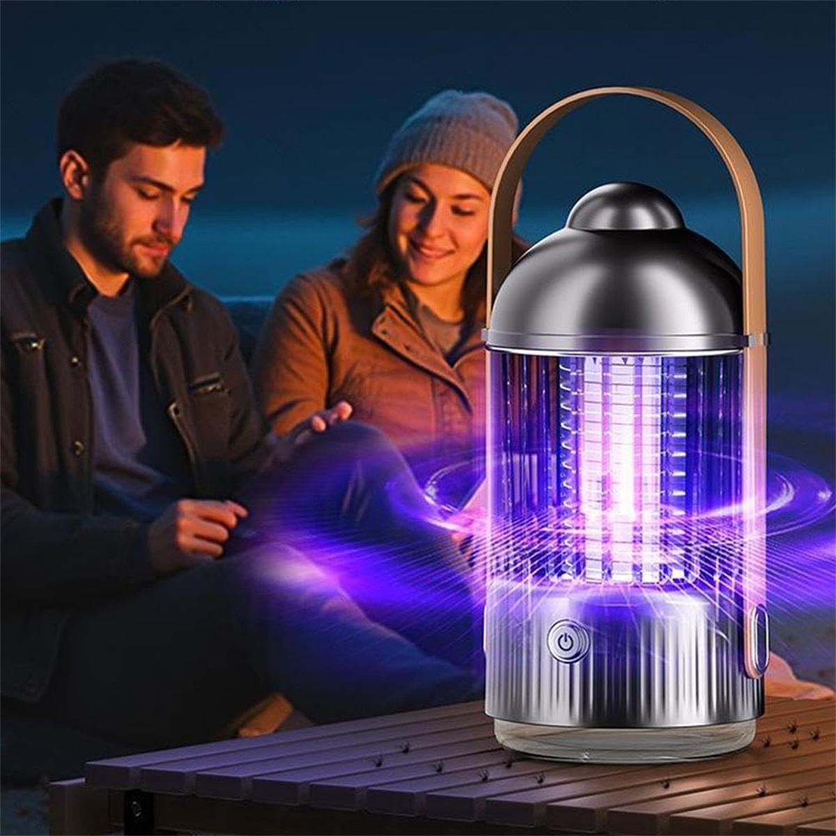 Eine Mückenvernichterlampe mit Holzgriff. Ein Paar sitzt daneben. Violettes Licht wird emittiert.