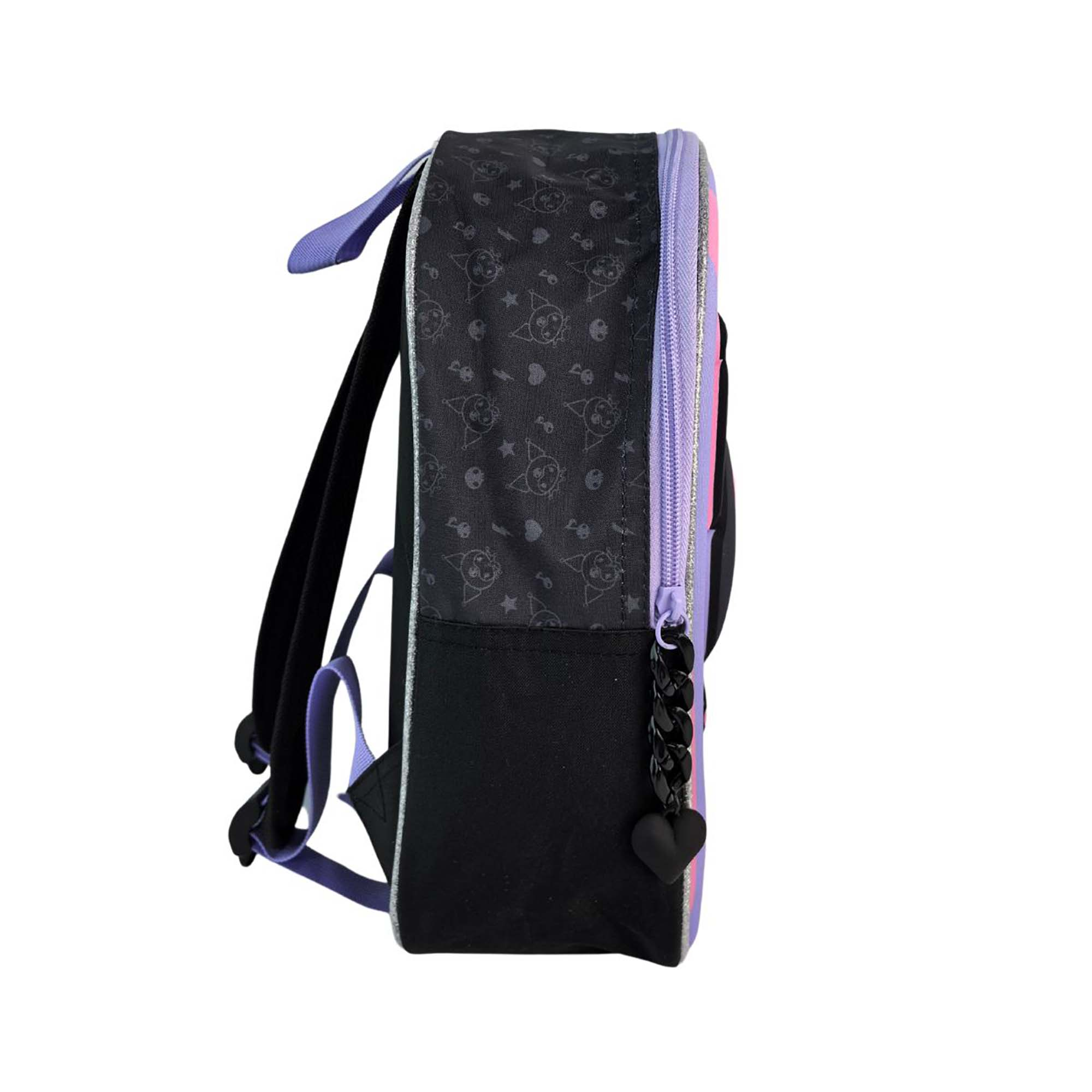 Zaino nero con base nera. Ha accenti viola e neri. Il lato ha una cerniera e un ciondolo a forma di cuore.