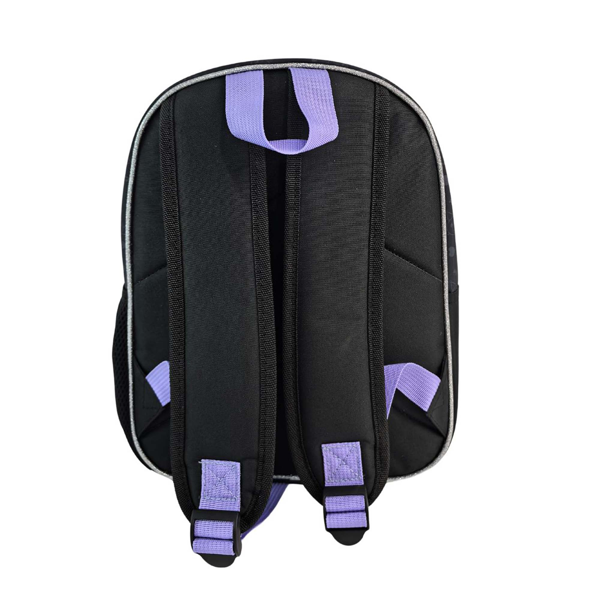 Retro di uno zaino nero con spallacci viola e finiture argentate. Gli spallacci sono cuciti a forma di X.