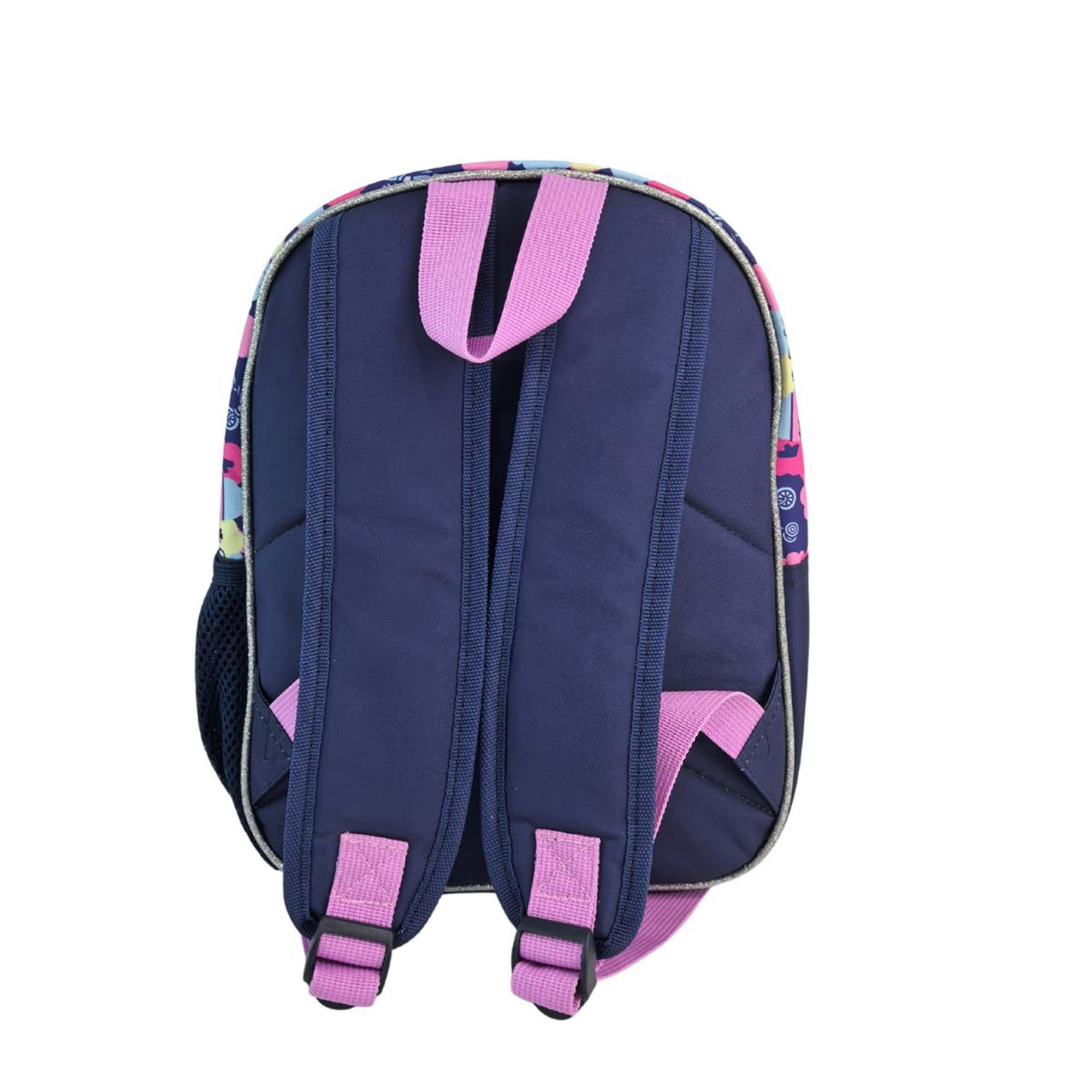 Vista trasera de una mochila de Hello Kitty con correas azules y detalles rosas, sobre un fondo blanco.