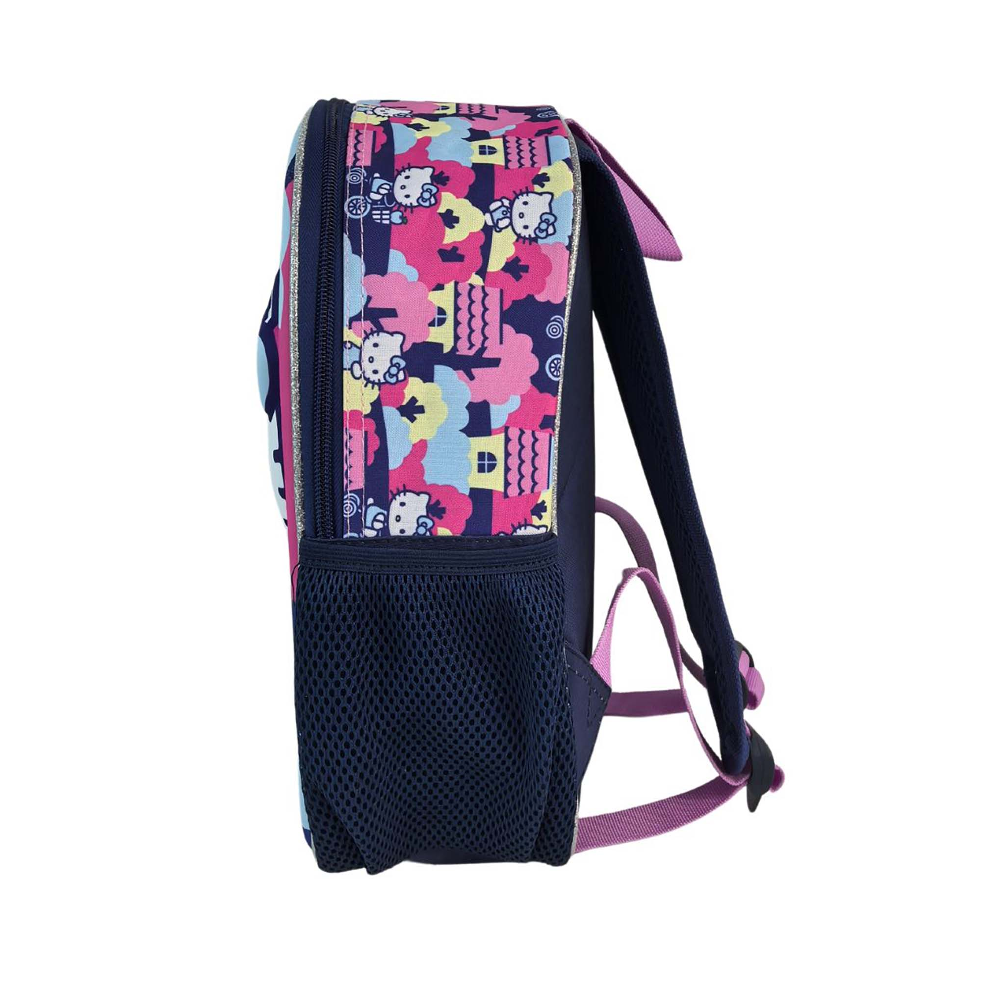 Vista lateral de una mochila de Hello Kitty con casas, nubes y Hello Kitty, con correas rosas.