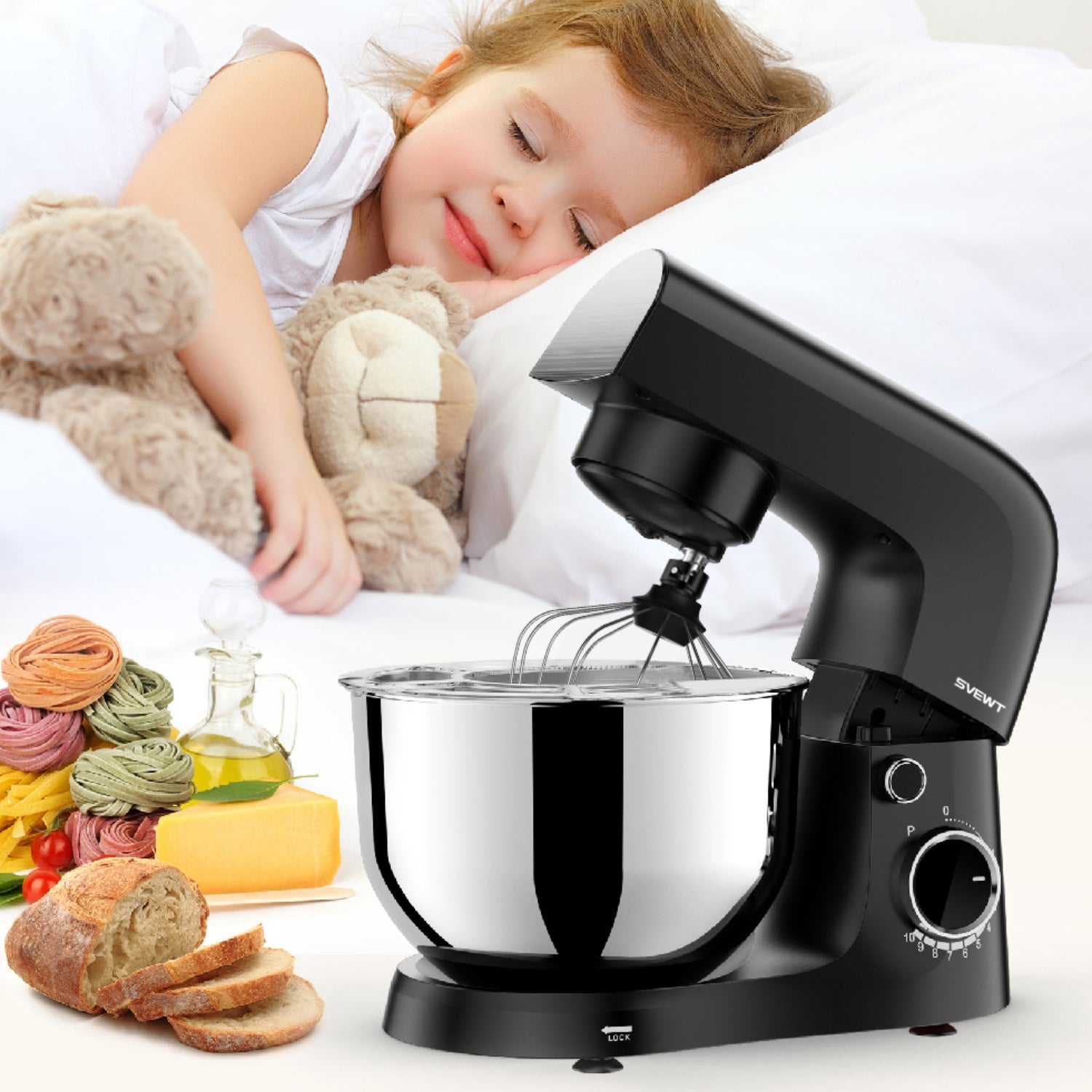 Ein schwarzer Küchenmixer mit Brot, Käse, Nudeln und einem schlafenden Kind im Hintergrund.