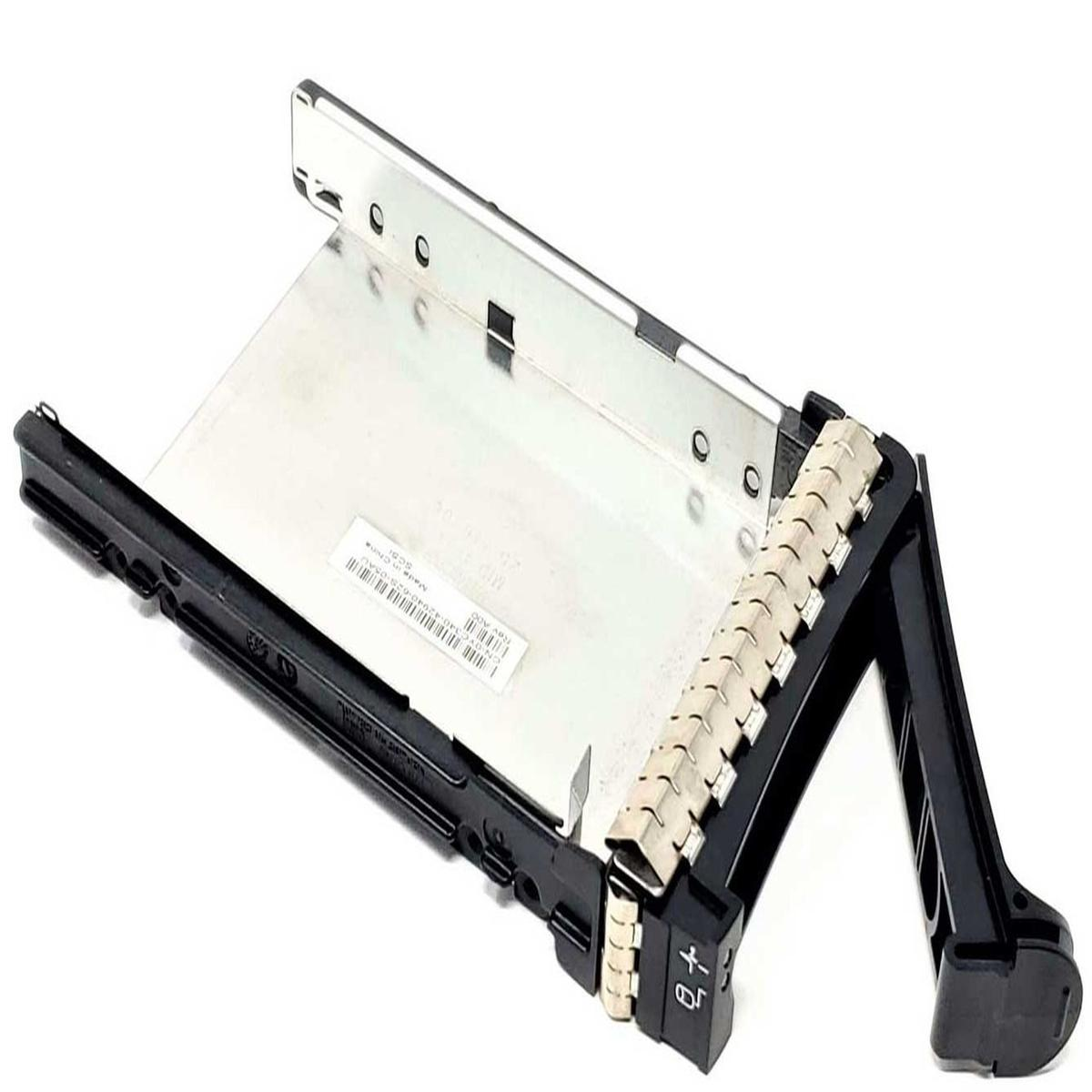 Alloggiamento per disco rigido per computer, argento e nero. È angolato, mostrando l'interno. Sfondo bianco.