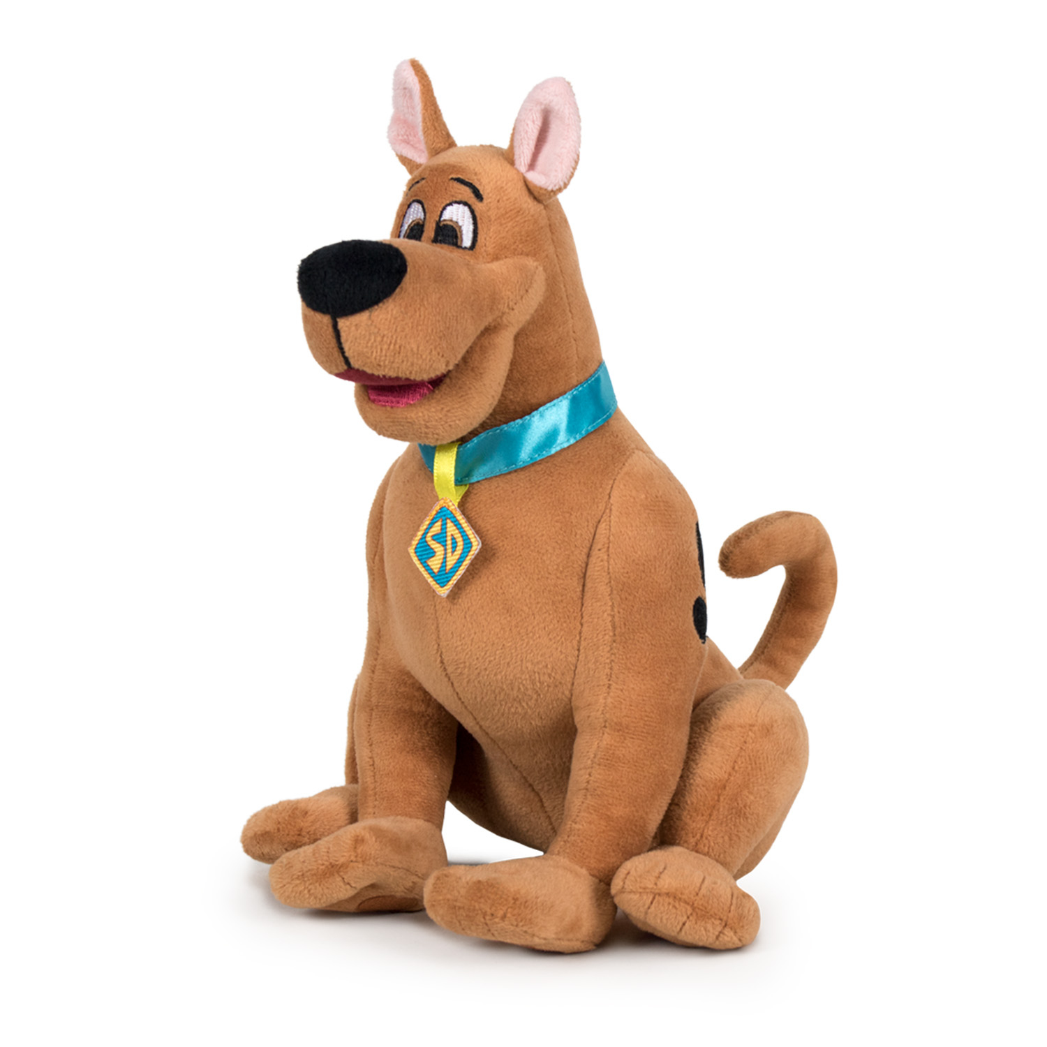 Pluszowa zabawka Scooby-Doo w pozycji siedzącej. Ma niebieski kołnierz i metkę. Białe tło.