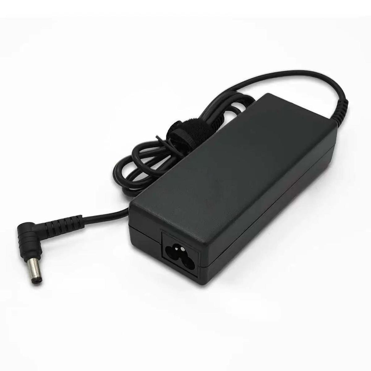 Un adattatore di alimentazione nero per laptop con un cavo, visualizzato su uno sfondo bianco, che mostra il suo connettore e l'ingresso di alimentazione.