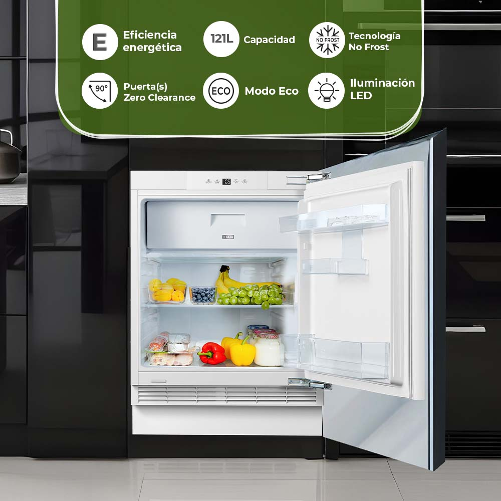 Un refrigerador con la puerta abierta lleno de frutas y verduras, dentro de una cocina moderna con gabinetes blancos y negros.