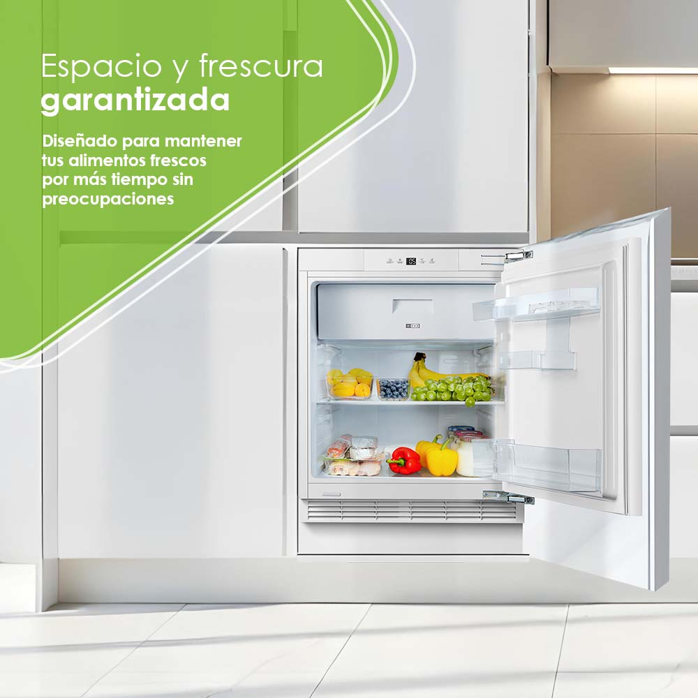 Un refrigerador en una cocina moderna con gabinetes blancos. La puerta está abierta, mostrando frutas y verduras frescas.