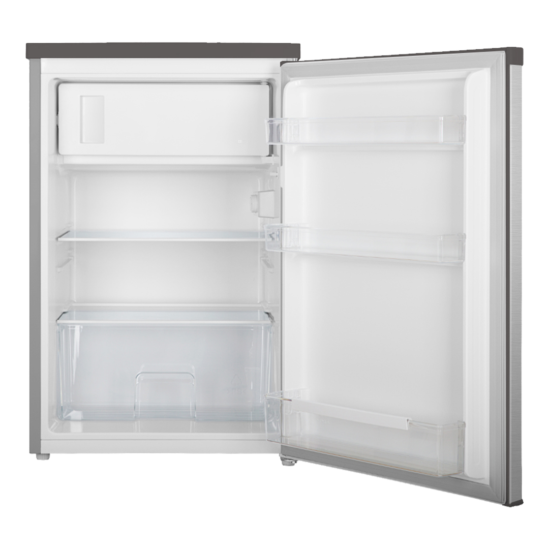 El interior de un refrigerador, abierto. Tiene estantes y compartimentos de plástico transparente. La puerta está abierta.