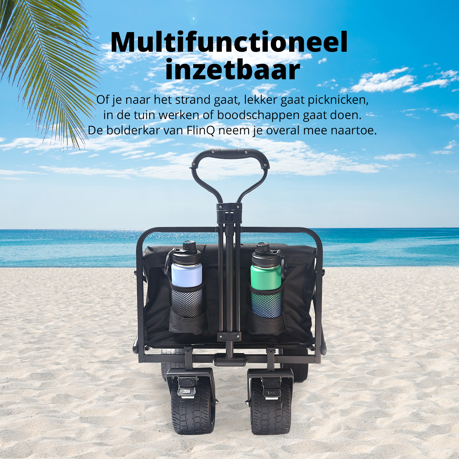 Schwarzer Faltwagen am Sandstrand mit Wasserflaschen, mit Blick auf das Meer unter blauem Himmel.