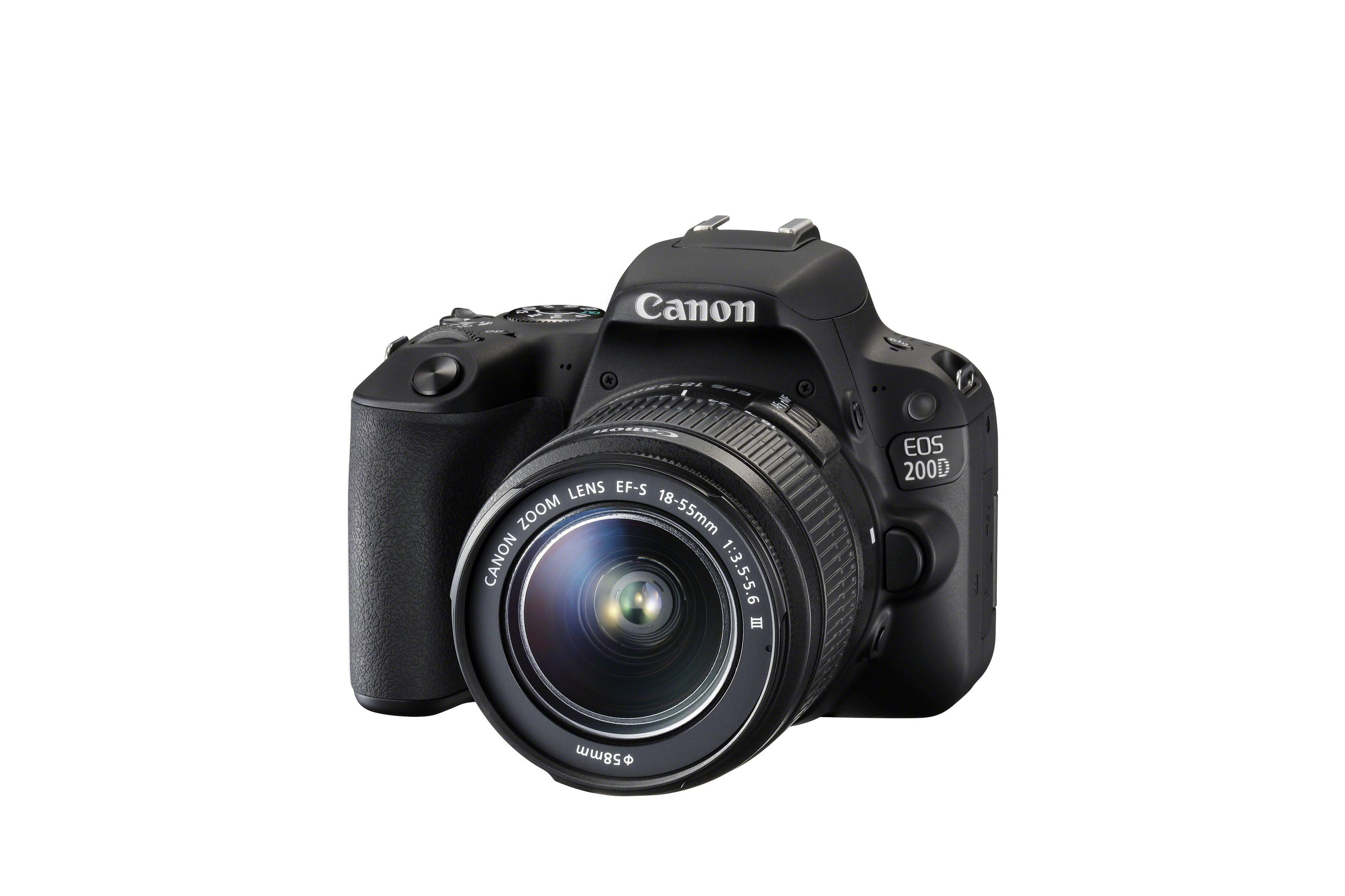 Eine schwarze Canon EOS 200D Kamera mit einem 18-55mm Objektiv, nach links geneigt, auf einem weißen Hintergrund.
