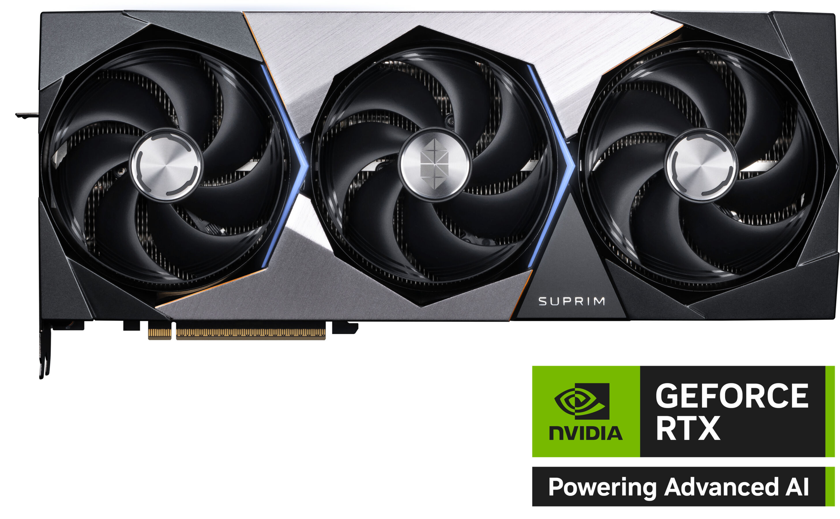 Zbliżenie karty graficznej z trzema wentylatorami. Wyświetlane jest logo NVIDIA GeForce RTX.