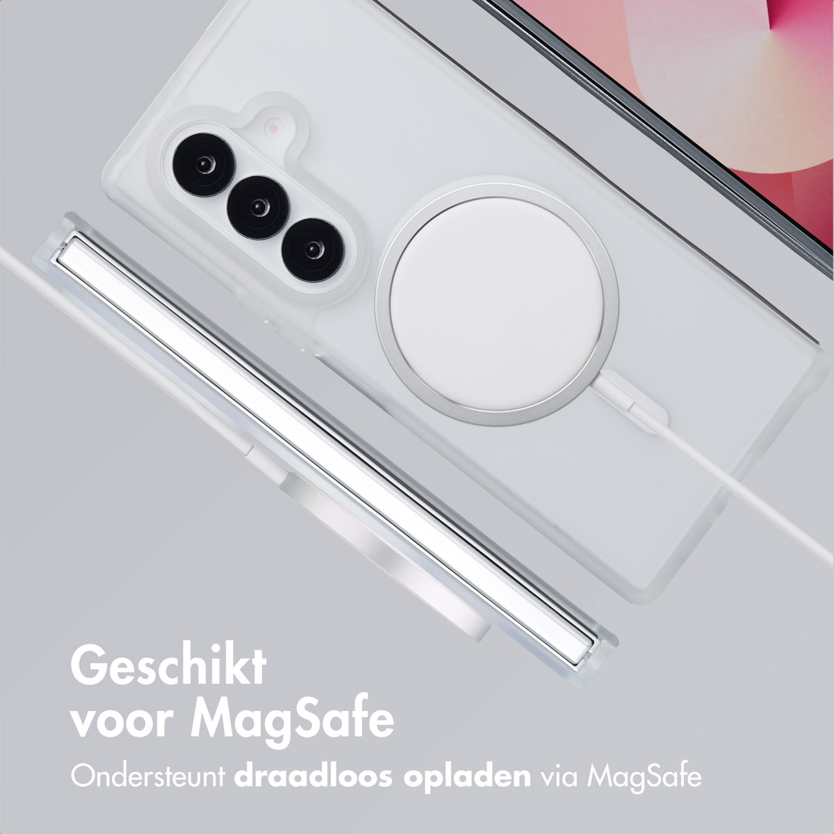 Een telefoonhoesje met een MagSafe-magneet wordt getoond. Een kabel is aangesloten op een witte magnetische schijf.