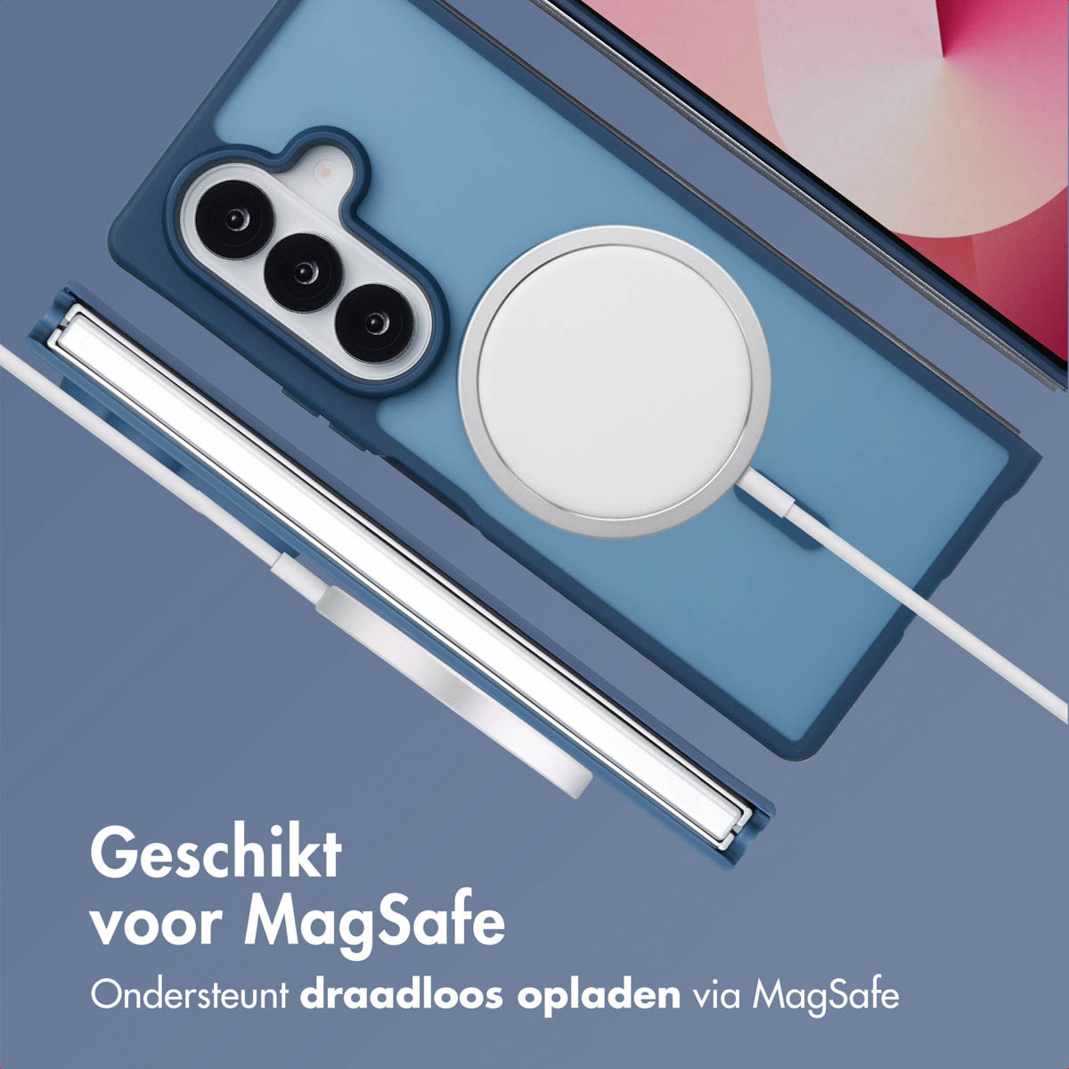 Telefoonhoes met telefoon en oplader. De hoes is blauw, met een witte oplader. Tekst: 'Geschikt voor MagSafe'.