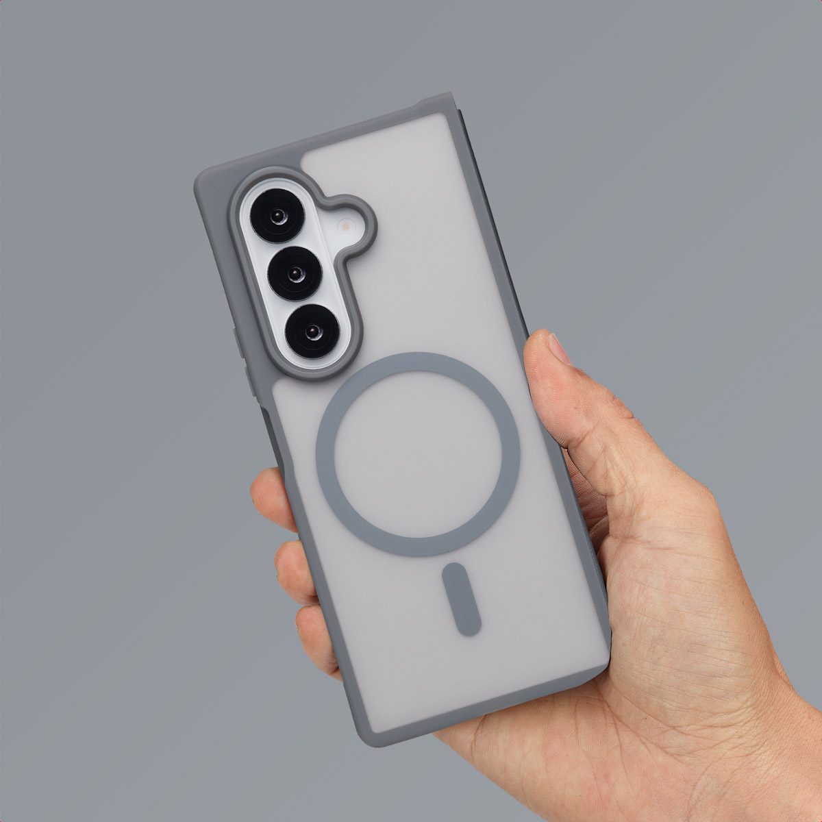 Een hand die een telefoon in een grijze hoes vasthoudt, met het ontwerp en de cameralenzen.