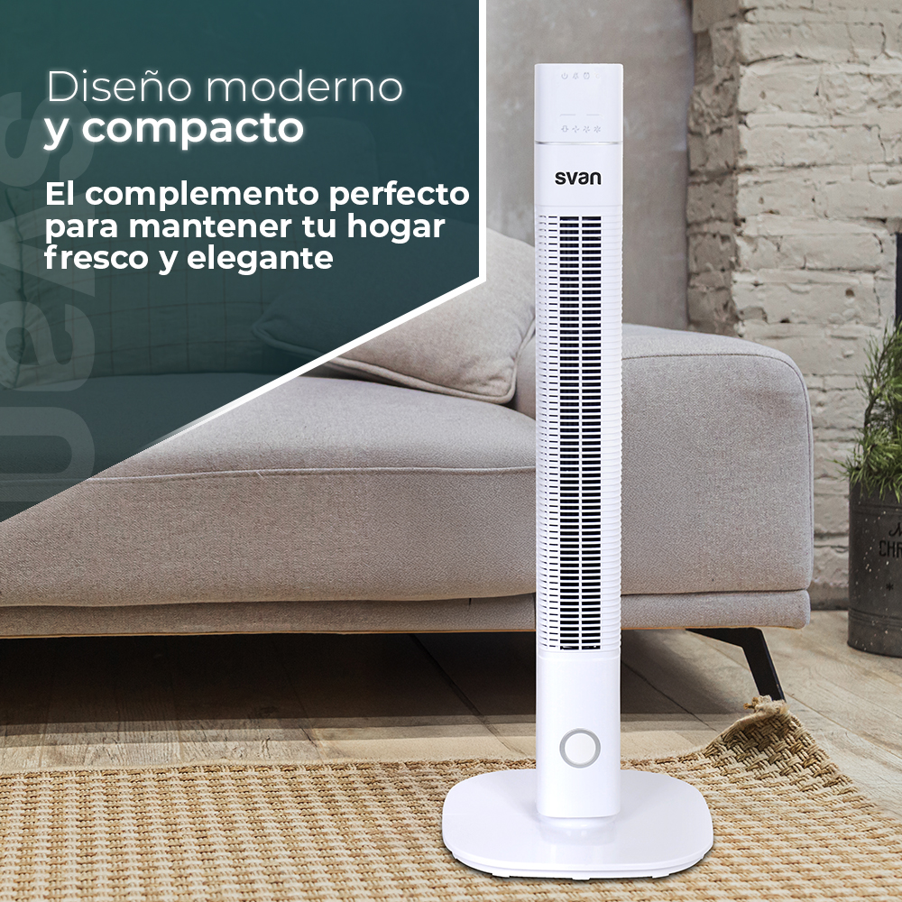 Un ventilador de torre blanco junto a un sofá. Está en una habitación con una alfombra beige y suelo de madera.