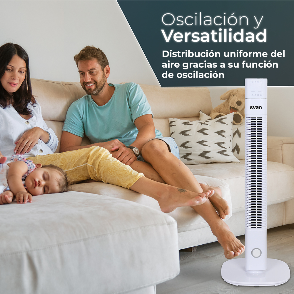 Una familia con un ventilador de torre blanco. Están sentados en un sofá. Un niño está durmiendo en el sofá.