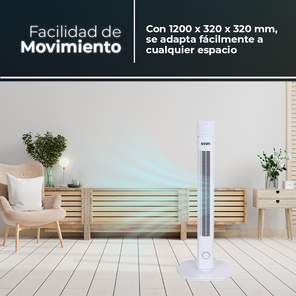 Un ventilador de torre blanco en una habitación. Hay un sofá beige, un mueble de madera y un jarrón con flores.