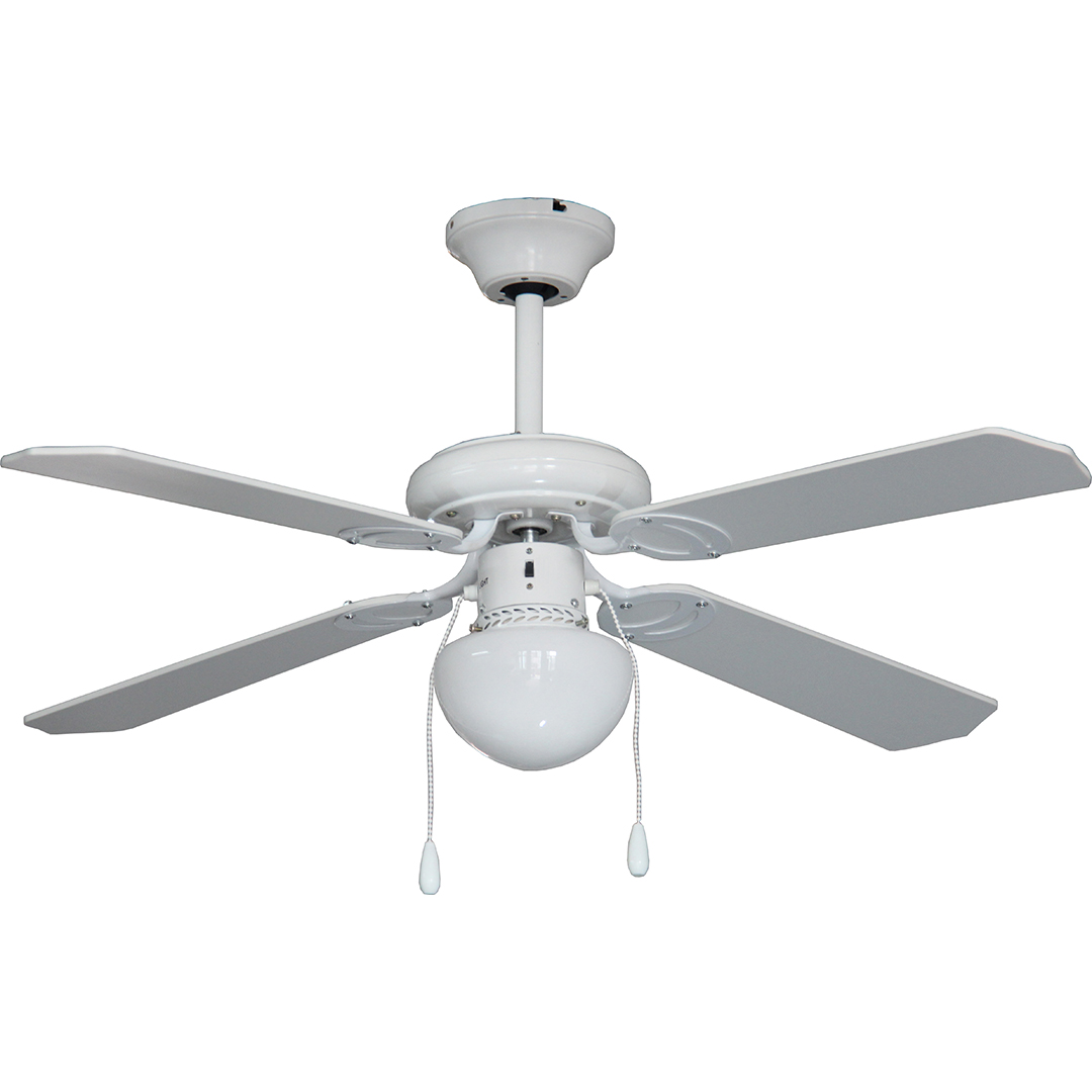 Un ventilador de techo blanco con cinco aspas y una luz. El fondo es blanco.