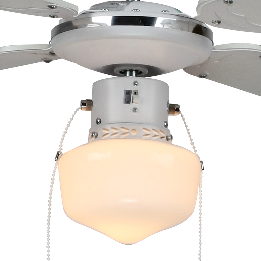 Un primer plano de un ventilador de techo blanco con luz. Las aspas del ventilador son visibles. El fondo es blanco.