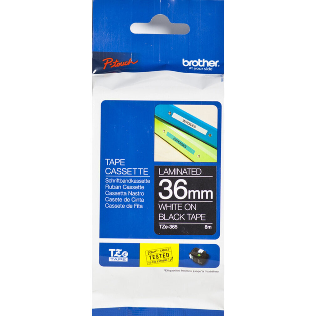 Eine Brother P-touch-Bandkassette, weiß auf schwarz, 36 mm, in einer durchsichtigen Kunststoffverpackung.