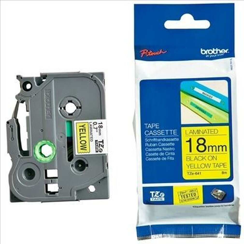 Eine Brother TZe-641 Etikettentape-Kassette und ein grauer Etikettendrucker. Das Band ist gelb auf schwarz, 18 mm breit.