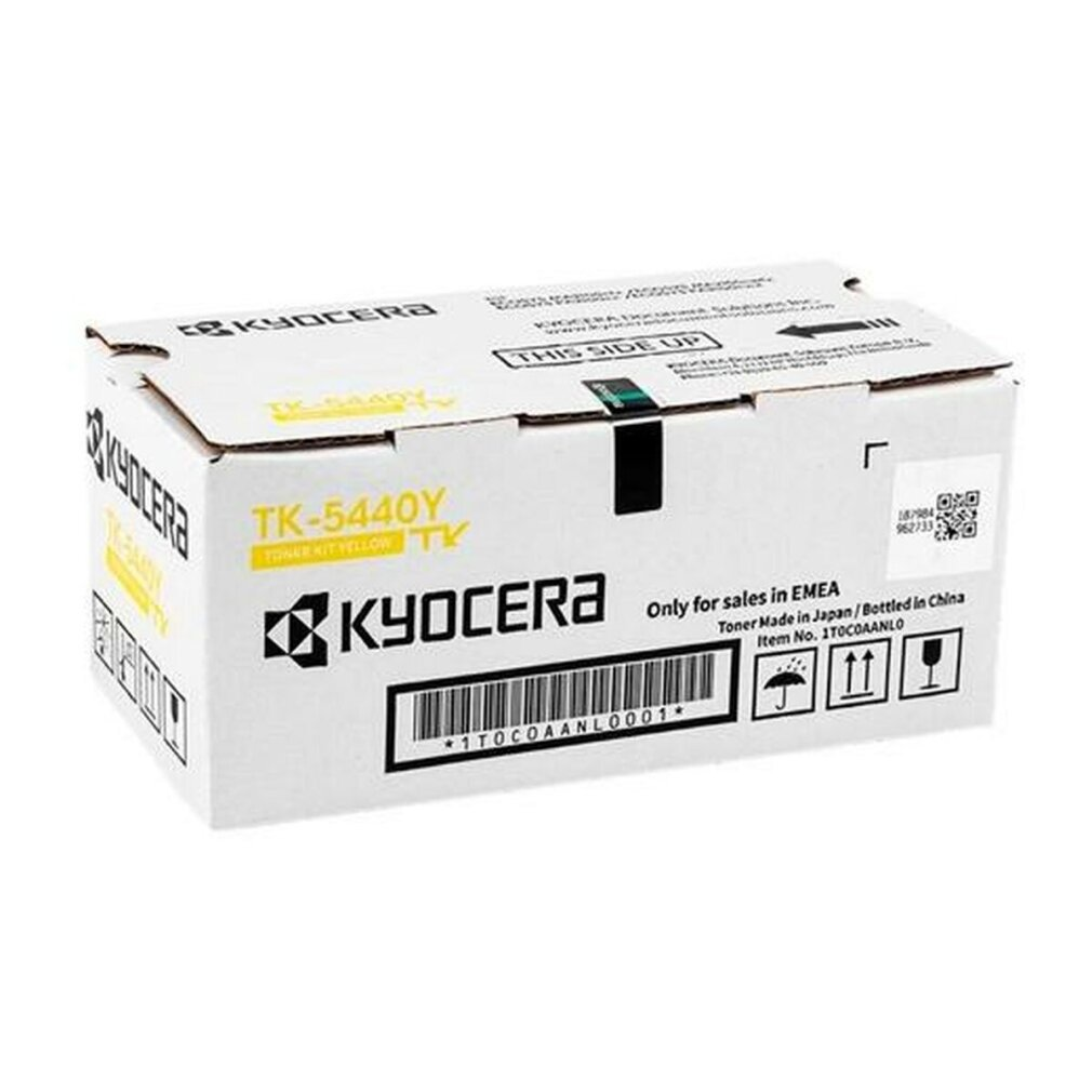 Pudełko z tonerem Kyocera. Białe z czarnym tekstem, szczegóły produktu i logo Kyocera.