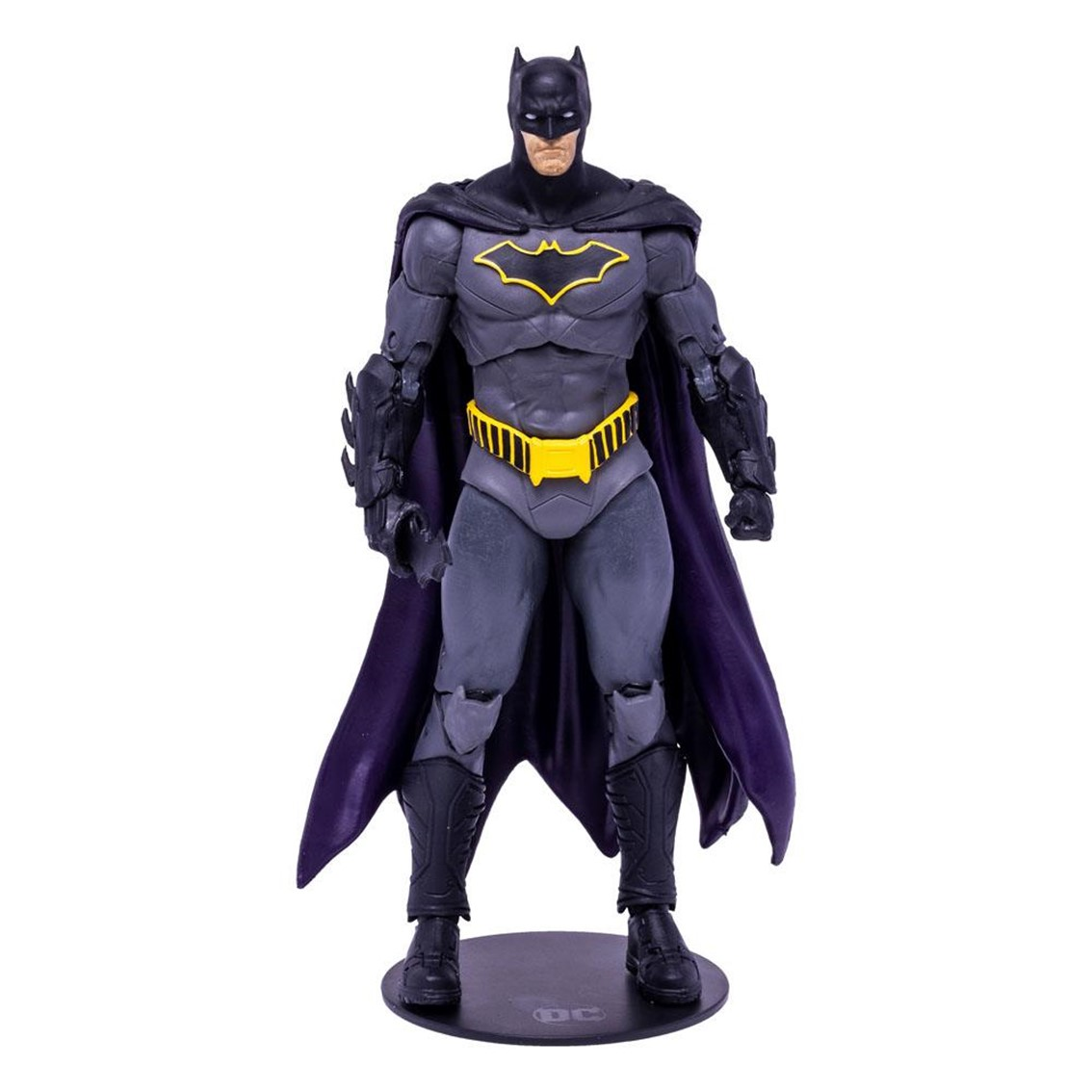 Eine Batman-Actionfigur steht auf schwarzer Basis. Sie trägt einen grau-schwarzen Anzug mit gelbem Gürtel und lila Umhang.