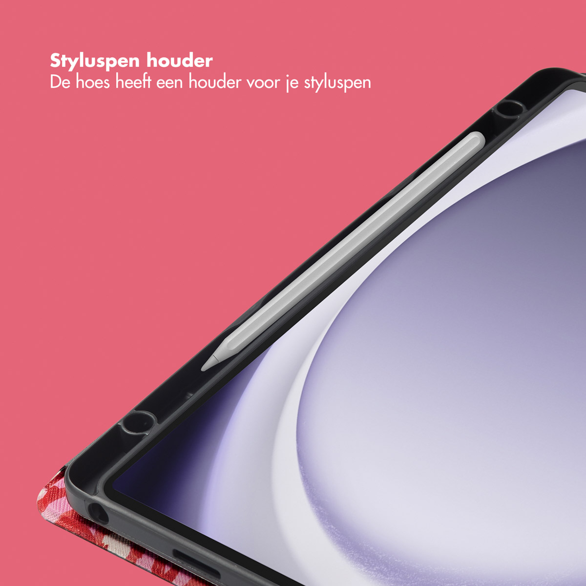 Étui pour tablette avec stylet. Un stylo blanc est inséré. Le fond est rouge.