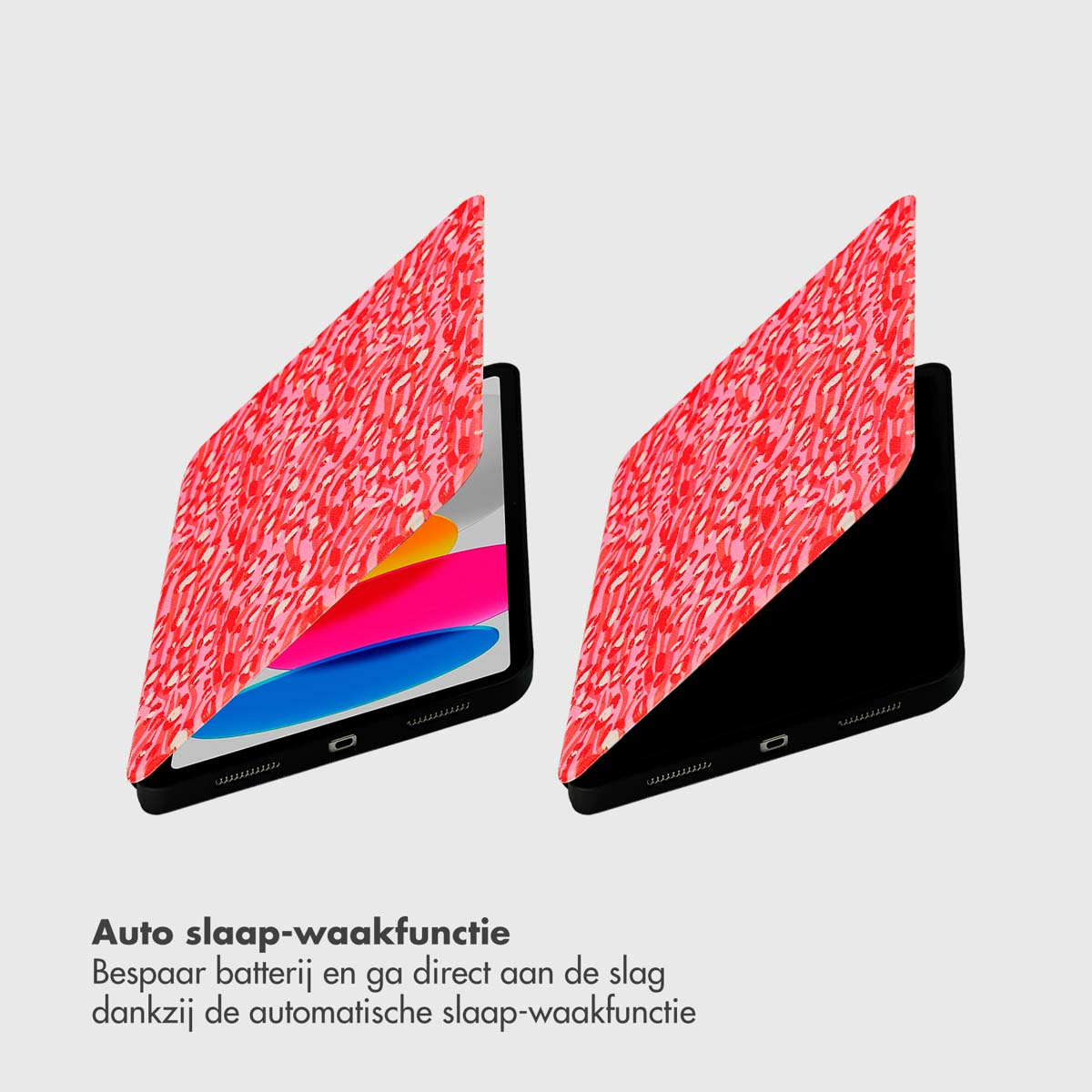Twee tabletcases geopend. Elk toont een rood en roze abstract ontwerp, dat het scherm bedekt.