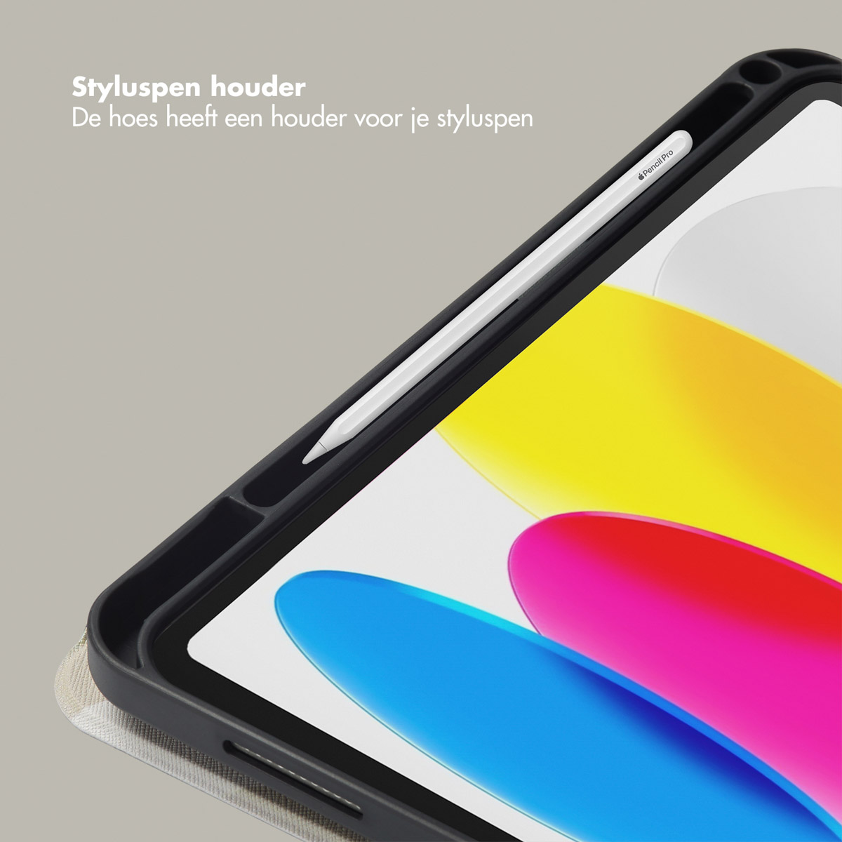 Close-up van een tablet met een witte stylus. Het scherm toont een abstract ontwerp.