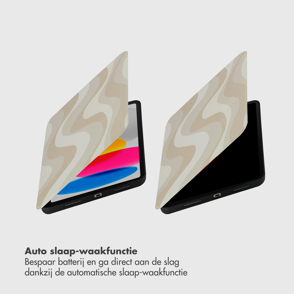Twee tabletcases geopend. Eén toont een beige en wit patroon, de andere is zwart.