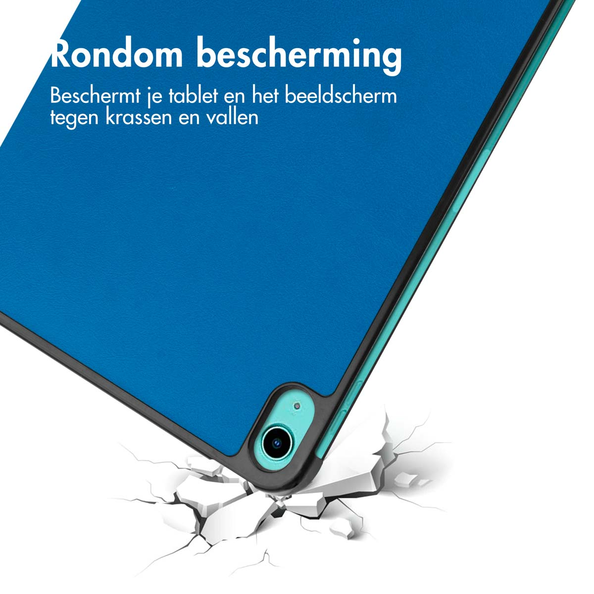Tabletscherm bedekt door blauwe cover, gebarsten grond eronder, camera en knop zichtbaar.