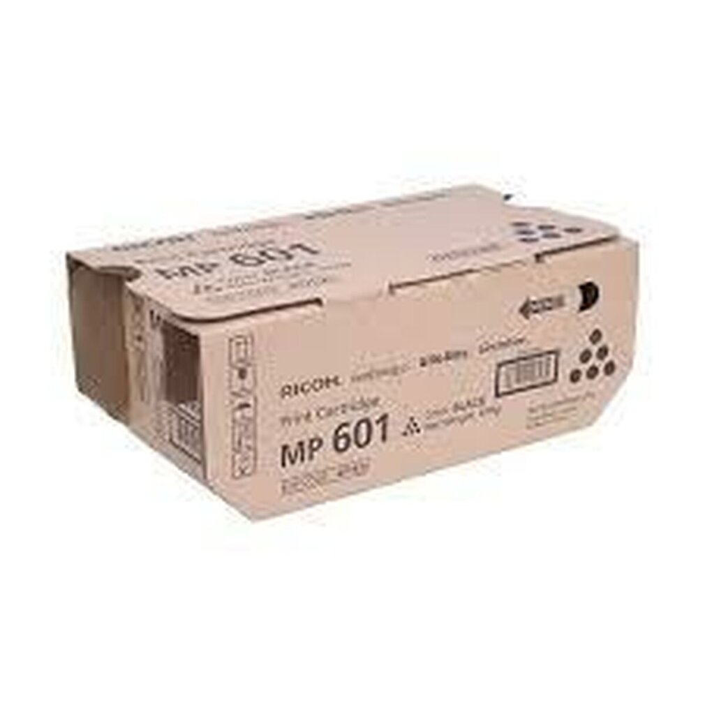 Una scatola di cartone per una cartuccia di stampa Ricoh MP 601. La scatola presenta testo e simboli, e un codice a barre è visibile.