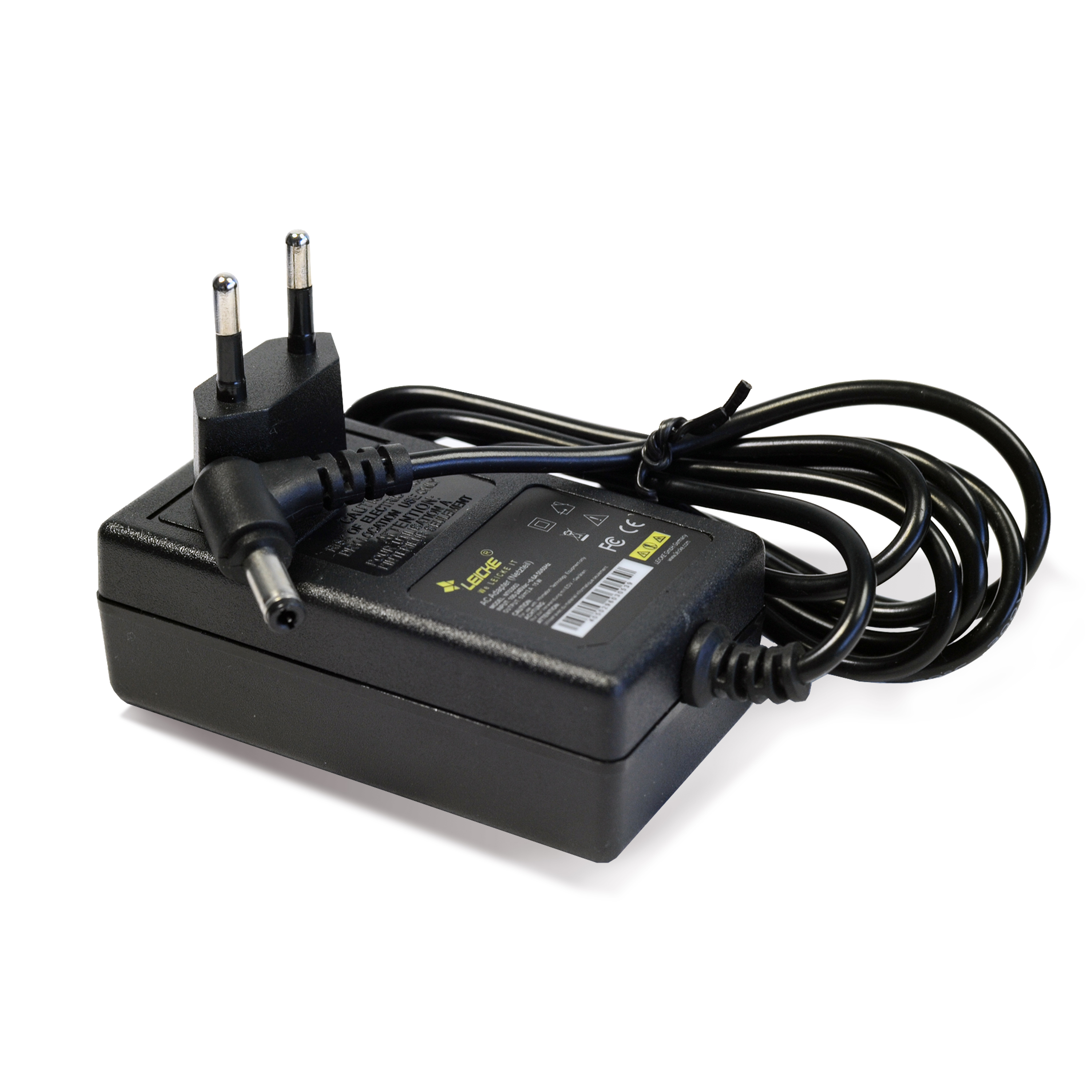 Ein schwarzes Netzteil mit Stecker und schwarzem Kabel vor weißem Hintergrund.