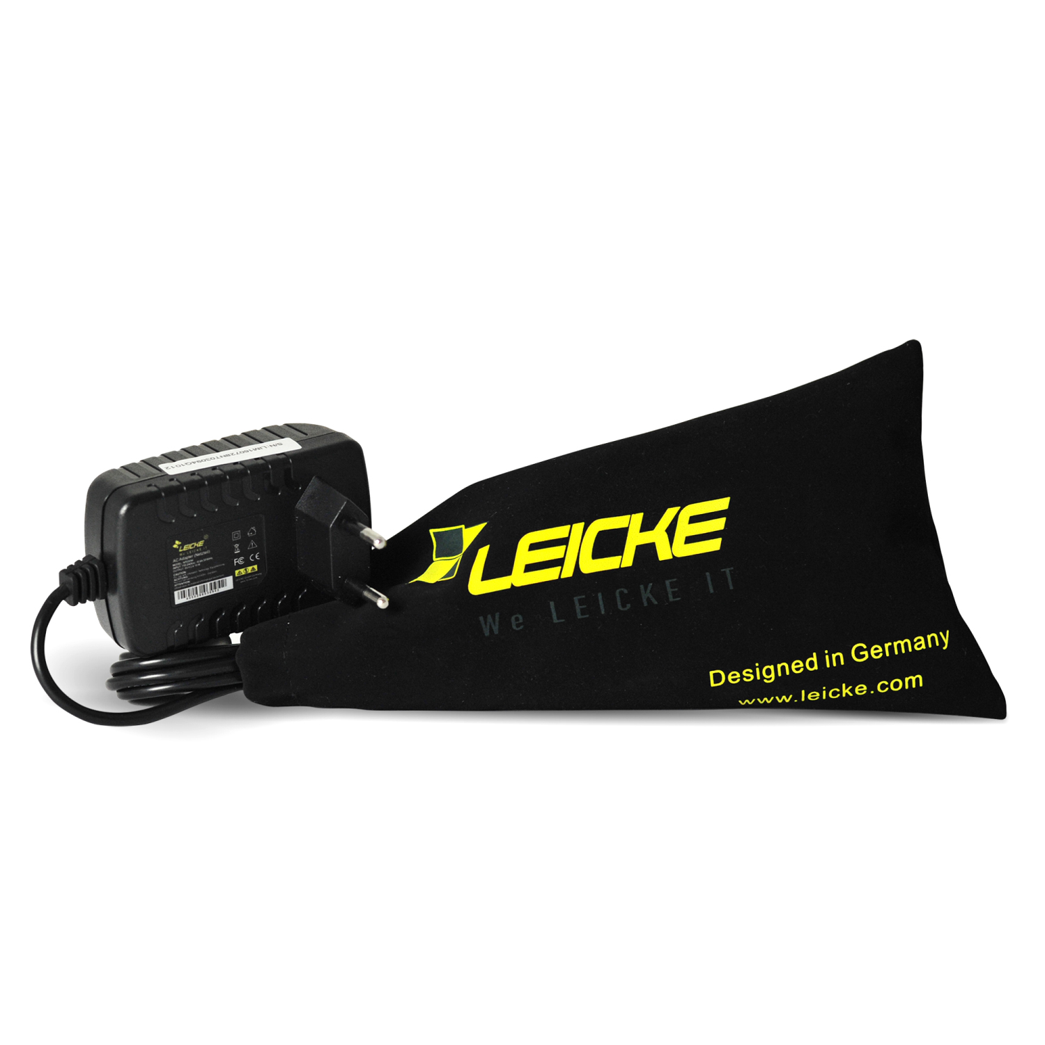 Ein schwarzes Netzteil mit einer schwarzen Leicke-Tasche. Die Tasche hat ein gelbes Logo und den Text 'Designed in Germany'.