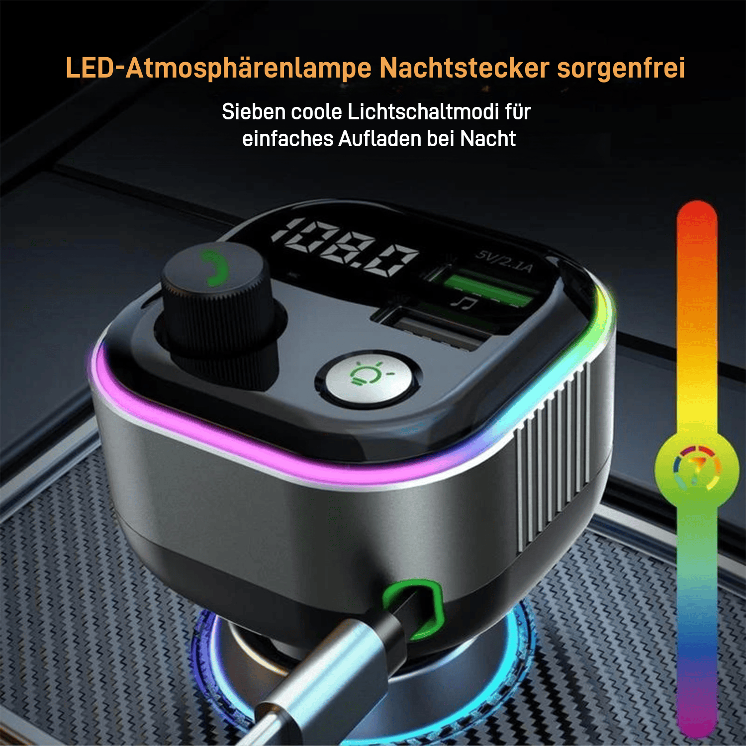 Kfz-Ladegerät mit bunten Lichtern und Digitalanzeige. Das Ladegerät ist eingesteckt.