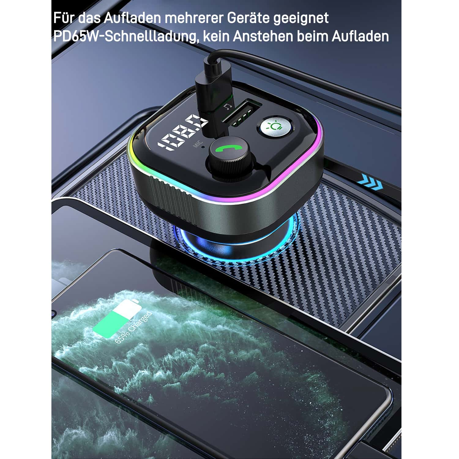 Schwarzes Gerät, das ein Telefon auflädt, mit digitaler Anzeige und angeschlossenem Ladekabel. Das Telefon zeigt 65 % geladen an.